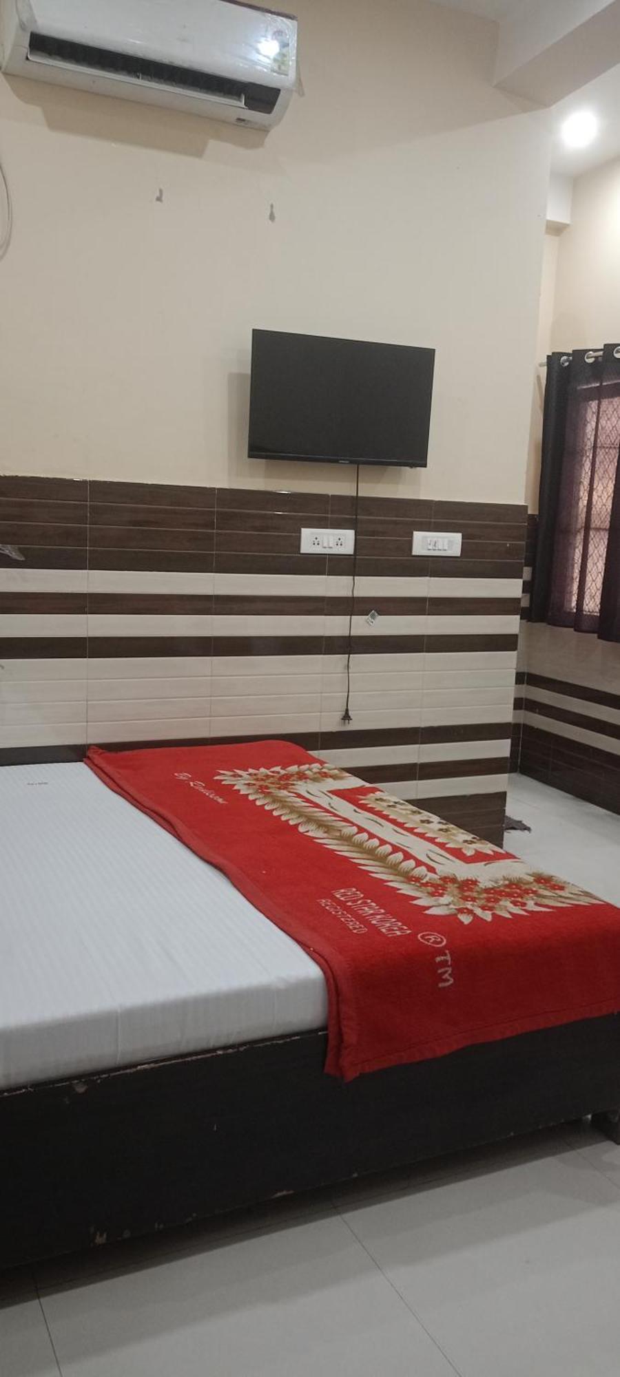 New Gayatri Palace Near Prem Mandir วรินดาวัน ภายนอก รูปภาพ