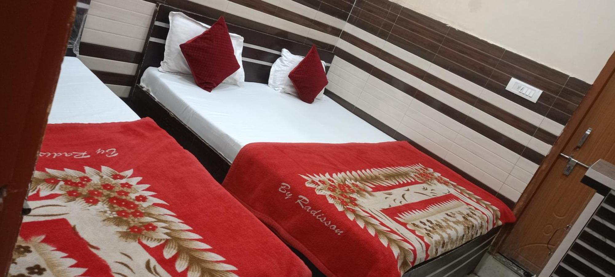 New Gayatri Palace Near Prem Mandir วรินดาวัน ภายนอก รูปภาพ